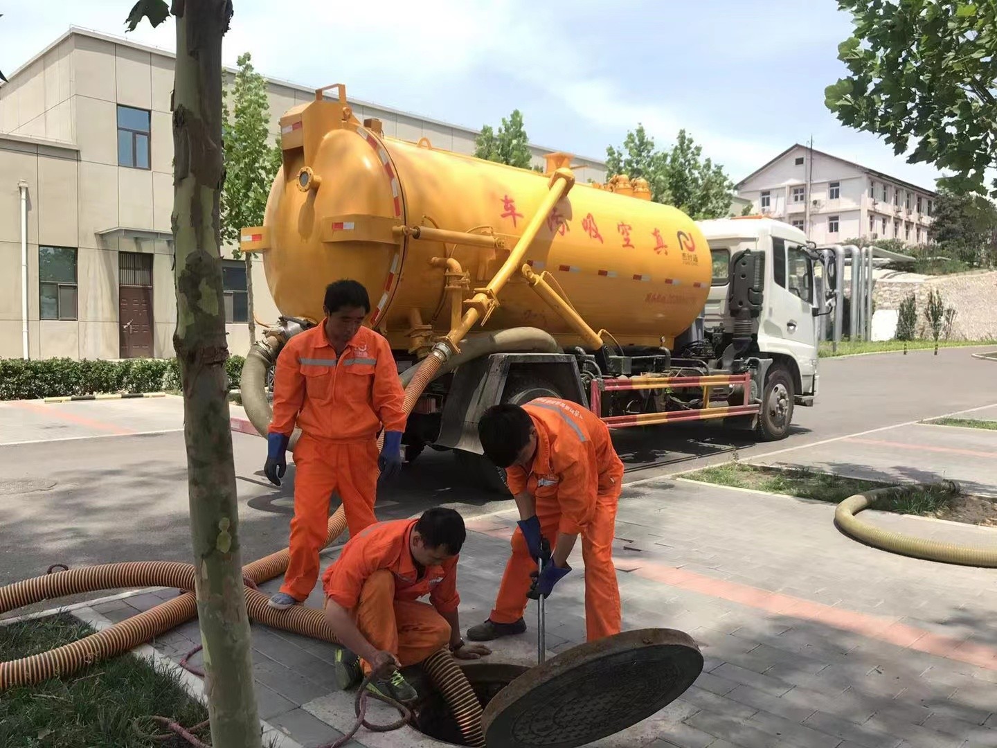 睢阳管道疏通车停在窨井附近