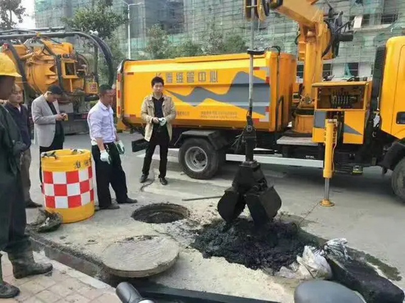 睢阳街道：网格员化身“清道夫”，为民解忧疏通“堵心”化粪池