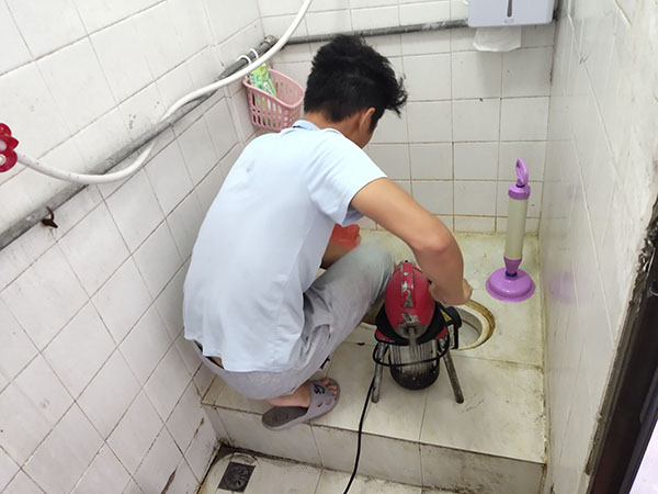睢阳肥皂掉到马桶里把马桶堵住了怎么办？马桶堵住了怎么办